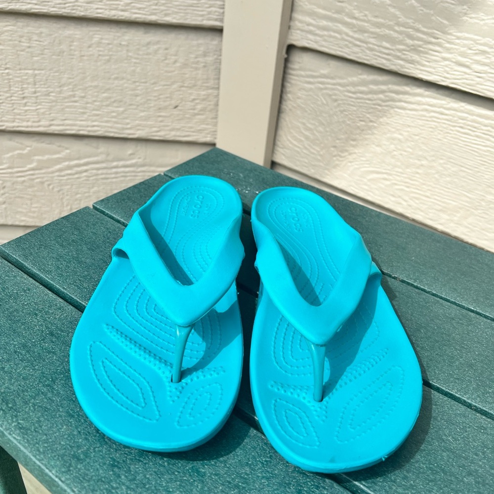 E776 EUC Crocs Turquoise Flip Flops